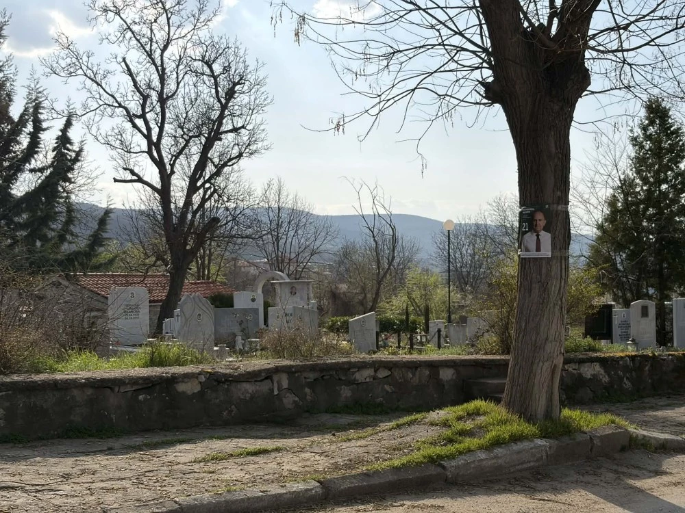 Без граници! Агитацията за Радев стигна и до гробищата в Марково