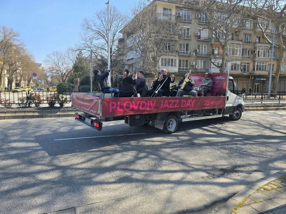 Пловдив стана Ню Орлеанс: Брас бендът на Вили Стоянов джазира пловдивски булеварди