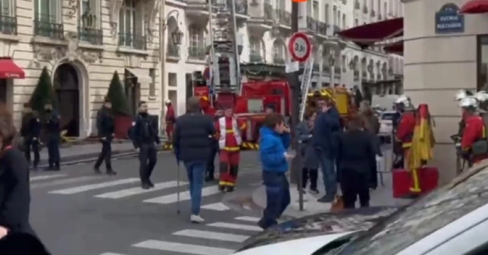 Пожар избухна в петзвезден хотел в Париж, евакуираха стотици души