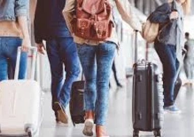 Могат ли туроператорите да вдигнат цената на вече продаден туристически пакет заради поскъпването на горивата?