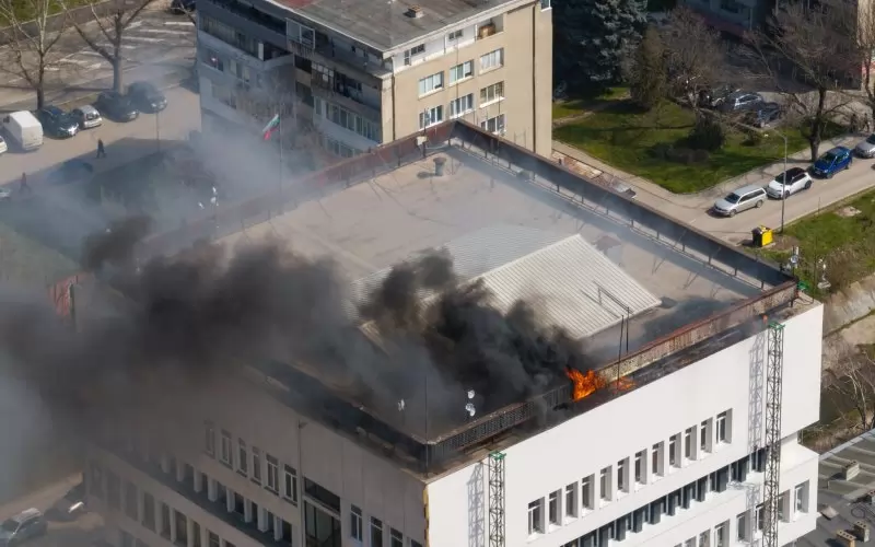 След работа с оксижен: Пламна сградата на община Разград