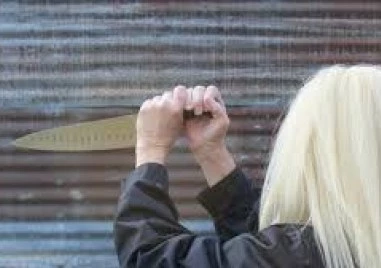 Жена намушка друго две до метростанция в София