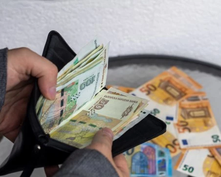 Банките: Евро преходът протече много успешно