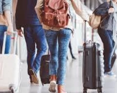 Могат ли туроператорите да вдигнат цената на вече продаден туристически пакет заради поскъпването на горивата?