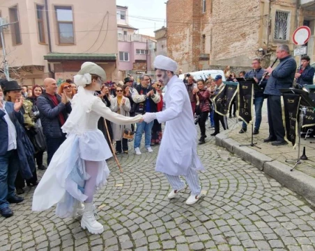 В Международния ден на театъра: Артисти изпълват Главната с пъстро шествие
