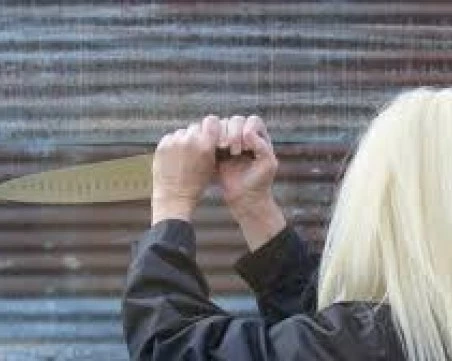 Жена намушка друго две до метростанция в София