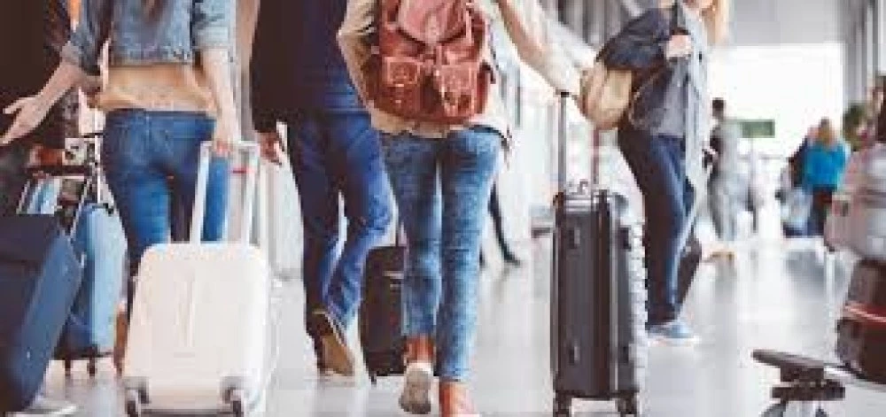 Могат ли туроператорите да вдигнат цената на вече продаден туристически пакет заради поскъпването на горивата?