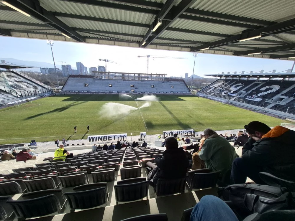 Препроектират Лаута, проучват възможността за скайбоксове и ъглови сектори