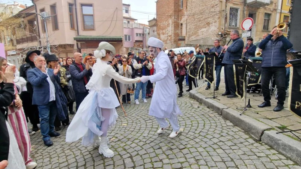 В Международния ден на театъра: Артисти изпълват Главната с пъстро шествие