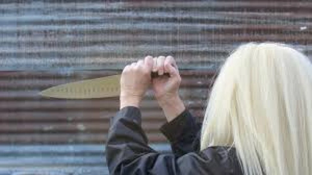 Жена намушка двама пред метростанция 