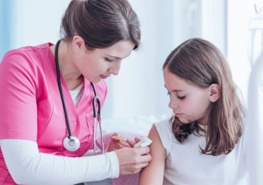 Интернет срещу науката: Опасни митове за ваксините заливат родителите след случаите на морбили