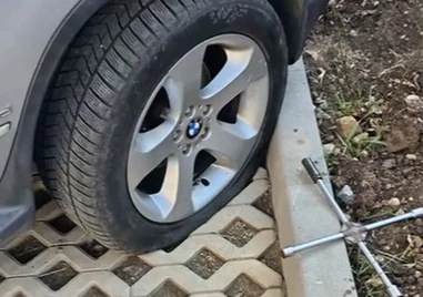 Режат гуми до джанта в столицата заради паркоместа