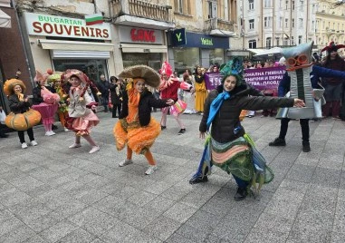 Театър, а не война! Шествие по Главната за Деня на театъра