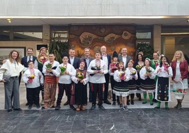 Цветя и аплодисменти получиха актьорите със специални потребности от екипа на Областна администрация Пловдив