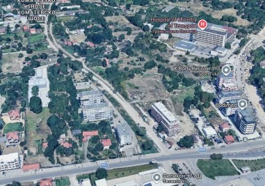 Изграждат водопроводи и канализация на черен път в „Южен, където кипи строителство