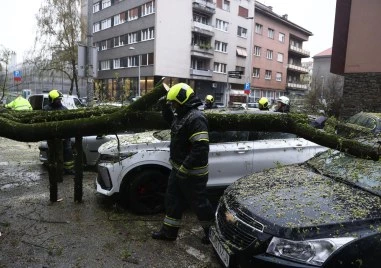 Загреб е ударена от силна буря с пориви на вятъра до 120 км/ч, има пострадали
