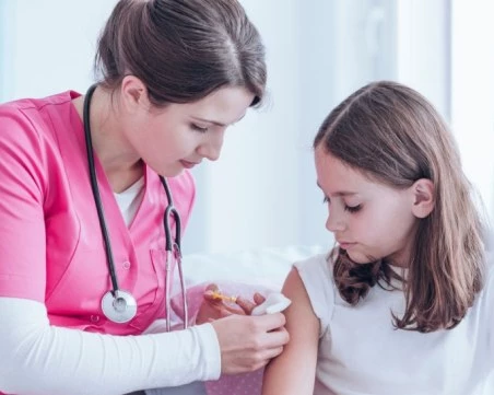 Интернет срещу науката: Опасни митове за ваксините заливат родителите след случаите на морбили