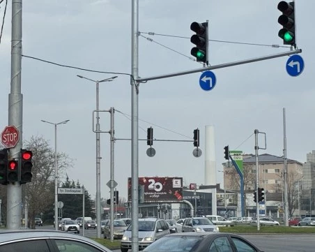 Подмениха светофара на кръстовището на „Цариградско шосе