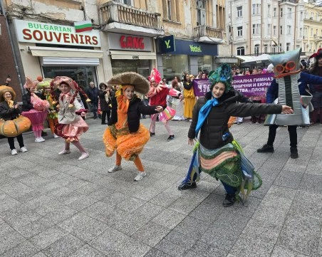 Театър, а не война! Шествие по Главната за Деня на театъра