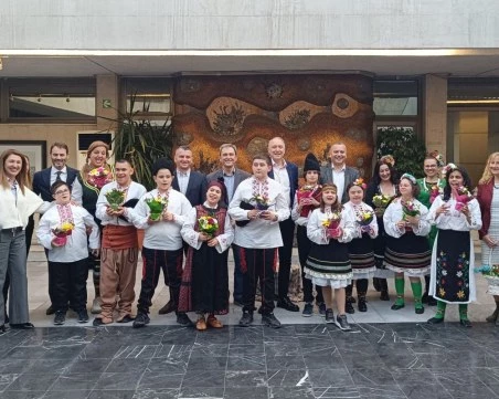 Цветя и аплодисменти получиха актьорите със специални потребности от екипа на Областна администрация Пловдив