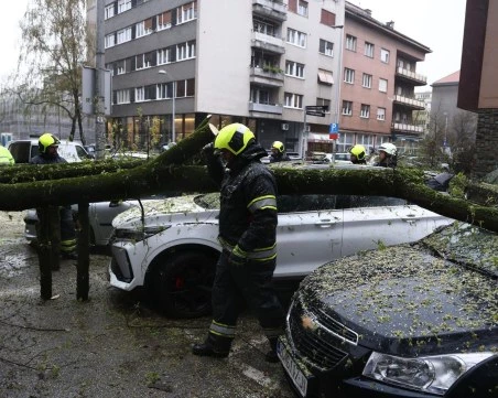Загреб е ударена от силна буря с пориви на вятъра до 120 км/ч, има пострадали