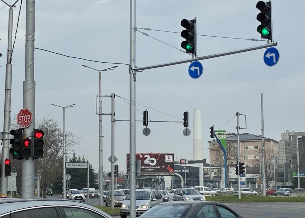 Подмениха светофара на кръстовището на „Цариградско шосе