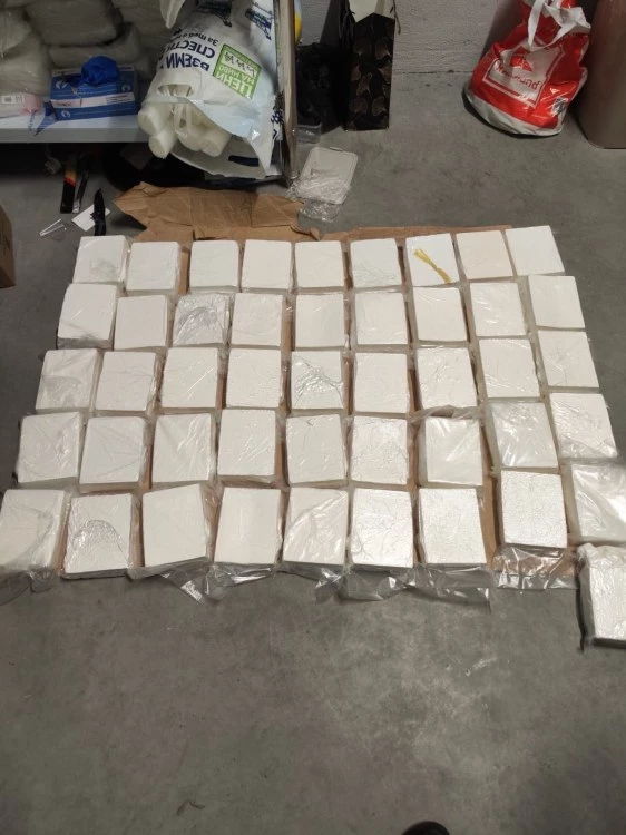 Разбиха депо за дрога, вътре има 10 кг кокаин, 180 кг марихуана и близо 50 кг амфети