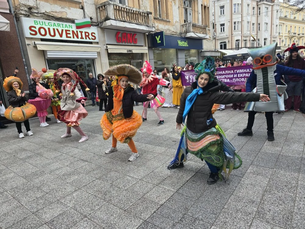 Театър, а не война! Шествие по Главната за Деня на театъра