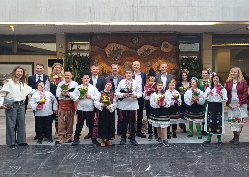 Цветя и аплодисменти получиха актьорите със специални потребности от екипа на Областна администрация Пловдив