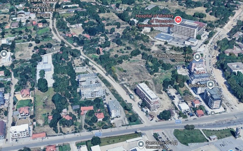 Изграждат водопроводи и канализация на черен път в „Южен