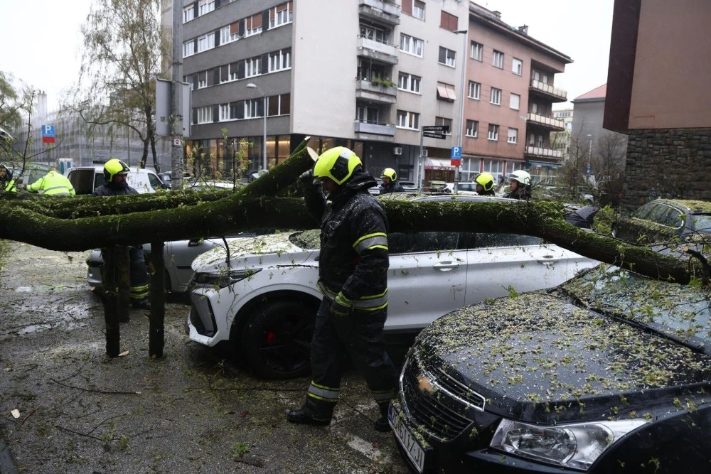 Загреб е ударена от силна буря с пориви на вятъра до 120 км/ч, има пострадали