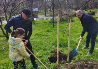 Кметът на Пловдив се включи в акция по залесяване на Хълма на освободителите