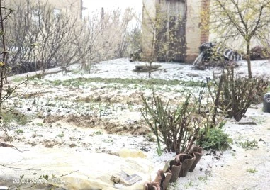 Силна буря с градушка връхлетя Крумовград