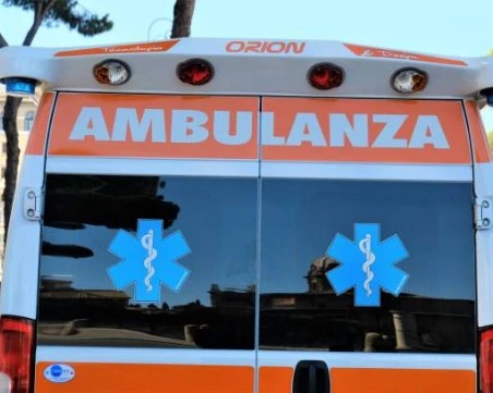 Голямо дърво се стовари в Рим и рани двама души, в болница са