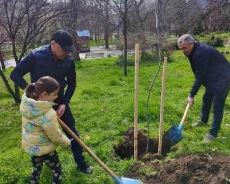 Кметът на Пловдив се включи в акция по залесяване на Хълма на освободителите
