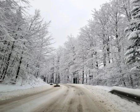 Сняг натрупа на прохода 
