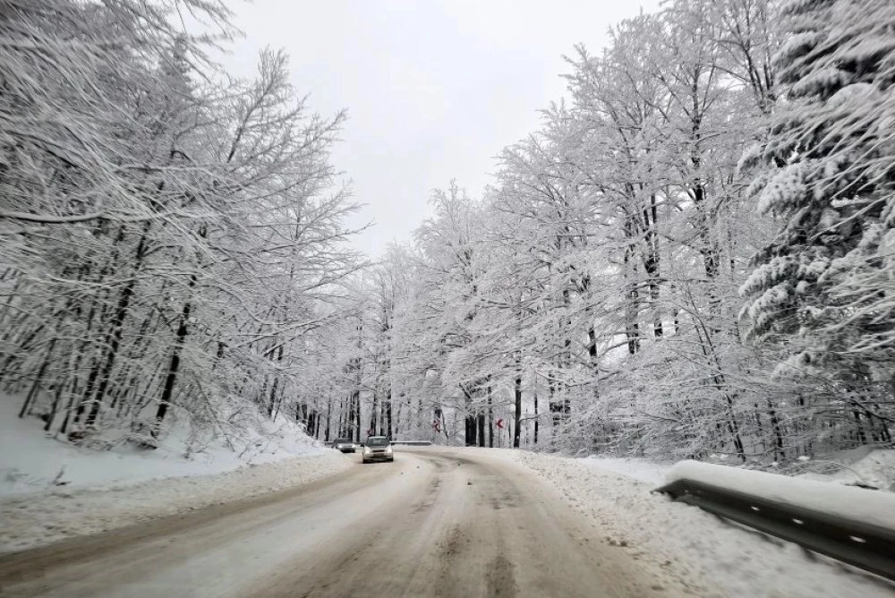 Сняг натрупа на прохода 