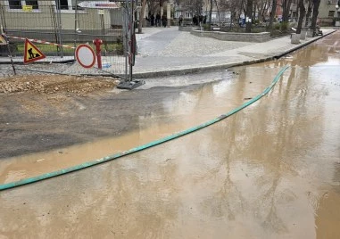 Втори пореден ден търсят скрита ВиК авария под новия асфалт до ПУ: улица „Костаки Пеев е под вода