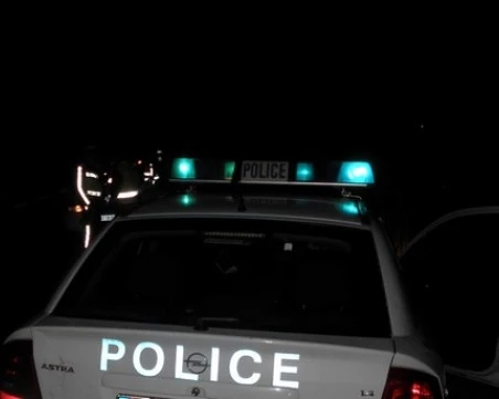 Блъснаха полицай, докато извършвал проверка на пътя край Белица