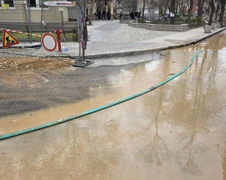 Втори пореден ден търсят скрита ВиК авария под новия асфалт до ПУ: улица „Костаки Пеев