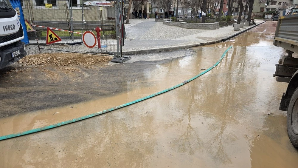 Втори пореден ден търсят скрита ВиК авария под новия асфалт до ПУ: улица „Костаки Пеев