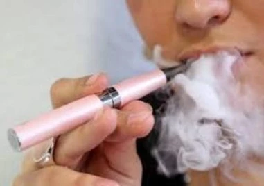 Експерти предупреждават: Електронните цигари не са по-безопасни от обикновените