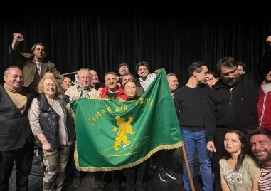 Кметът на Панагюреще подари реплика на знамето на Райна Княгиня на Пловдивския театър
