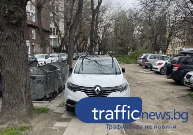 Тротоарът е личен паркинг? Шофьор обсеби пътеката пред детска градина