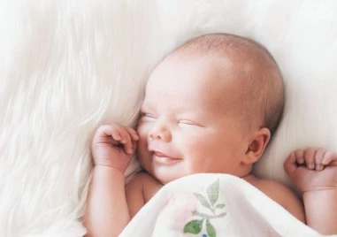 Защо бебетата се усмихват насън?