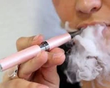 Експерти предупреждават: Електронните цигари не са по-безопасни от обикновените