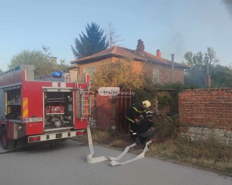 Горяха селскостопански постройки в Пловдивско, има засегнат добитък