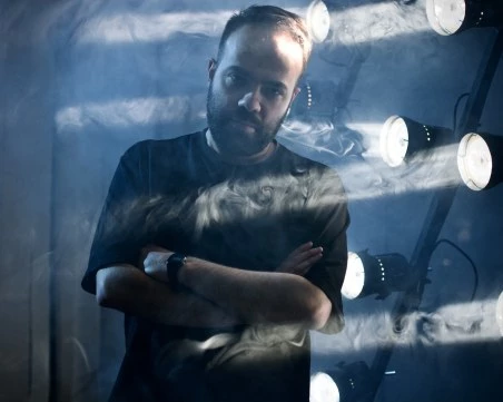 Крис Шарков: Човек има нужда да се оттласне от бариерата на посредствеността