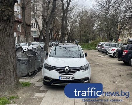 Тротоарът е личен паркинг? Шофьор обсеби пътеката пред детска градина