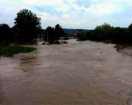 Заради обилни валежи: Преля река Черни Лом в село Априлово